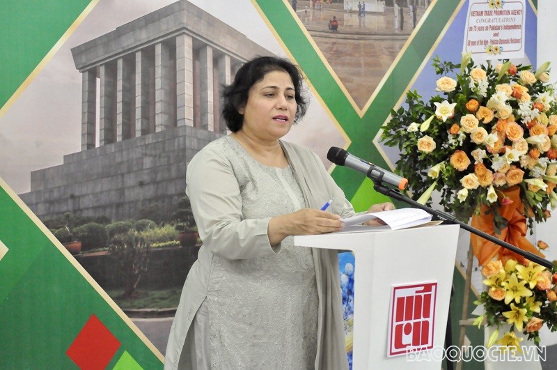 Đại sứ Pakistan tại Việt Nam Samina Mehtab phát biểu khai mạc buổi triển lãm. (Ảnh: Duy Quang)