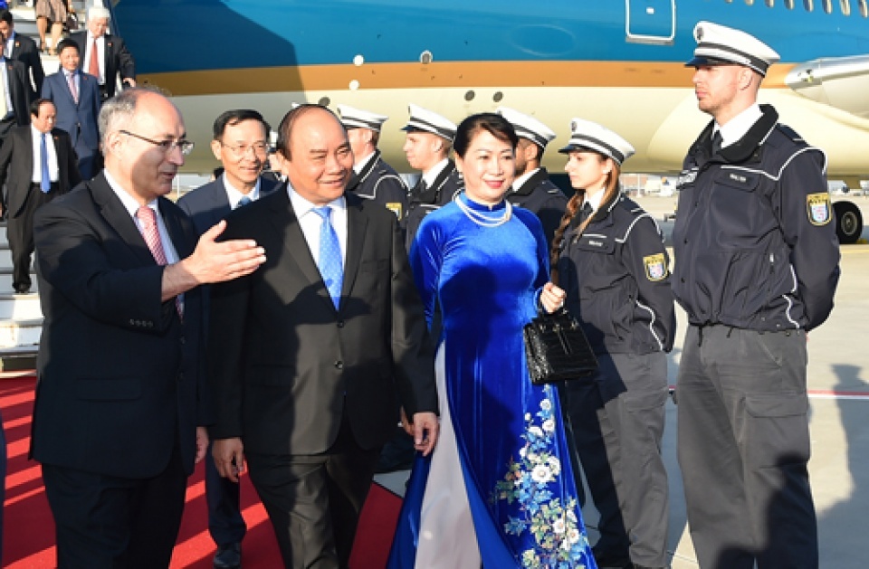 pm nguyen xuan phuc arrives in frankfurt begins germany tour