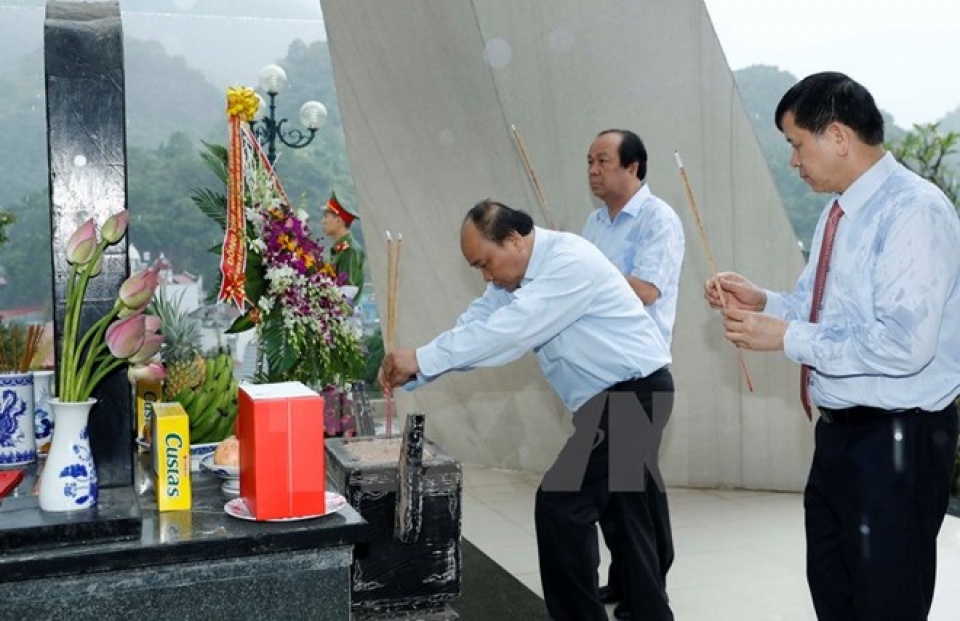 pm commemorates fallen soldiers in son la