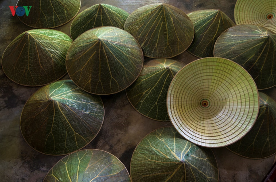 lotus leaf conical hat making at craft villages in hue