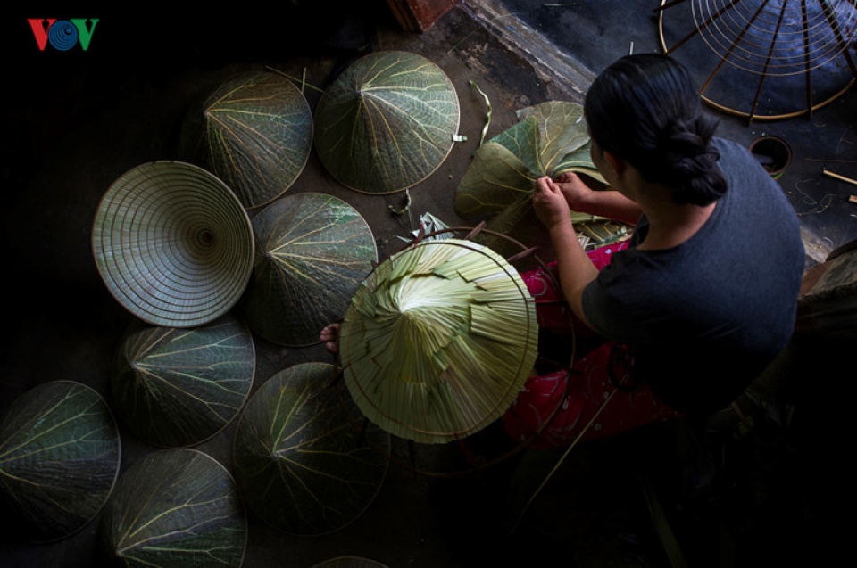 lotus leaf conical hat making at craft villages in hue