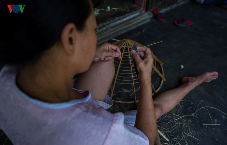 lotus leaf conical hat making at craft villages in hue