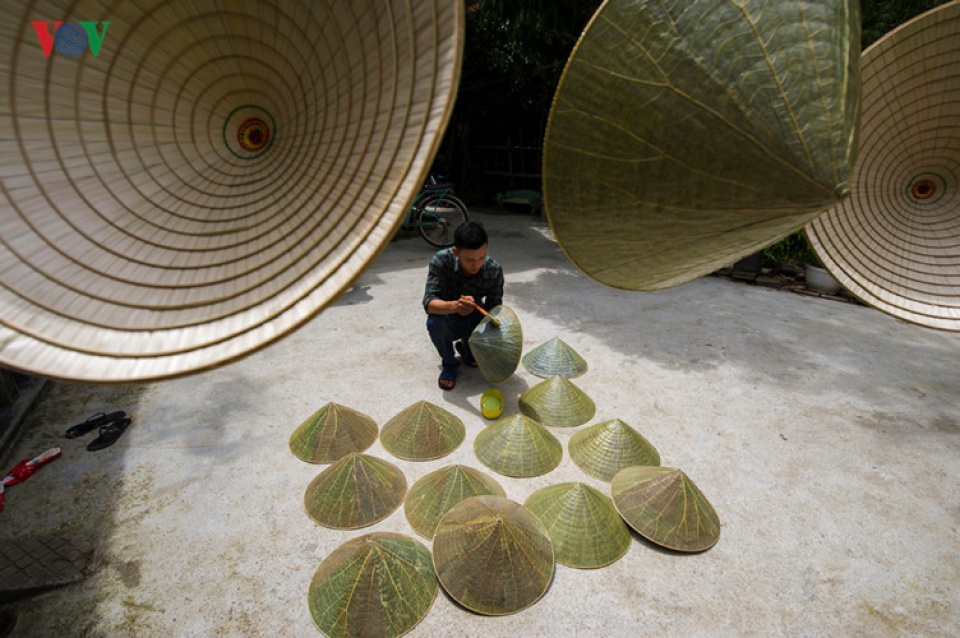 lotus leaf conical hat making at craft villages in hue