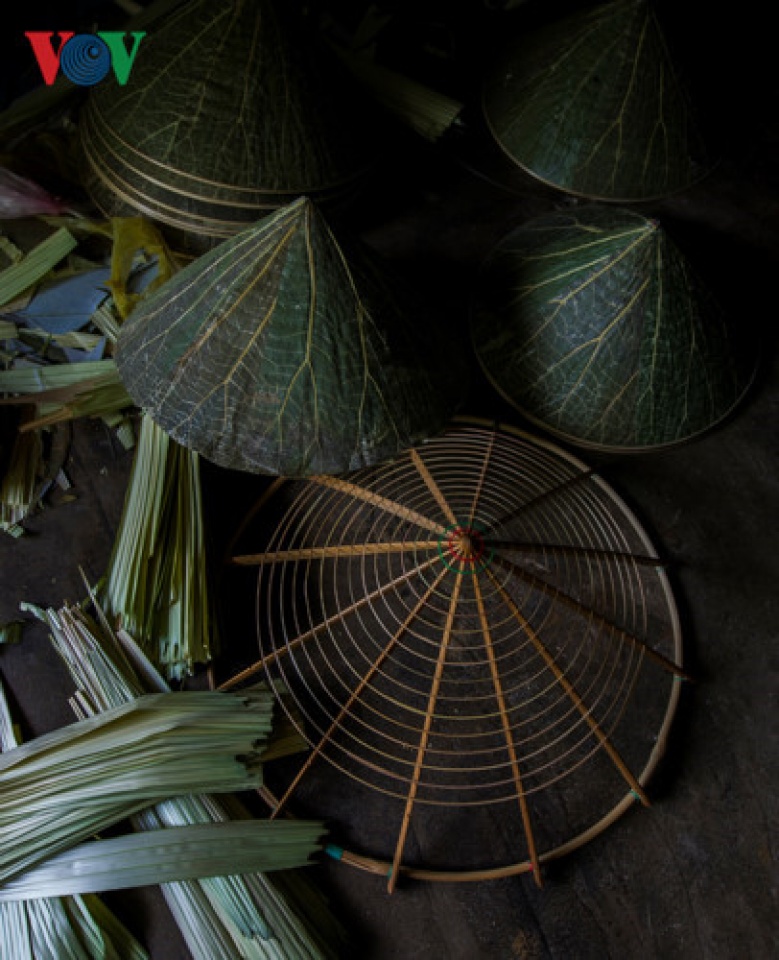 lotus leaf conical hat making at craft villages in hue