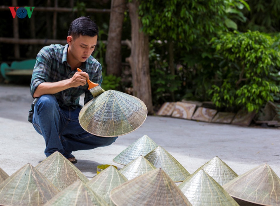 lotus leaf conical hat making at craft villages in hue