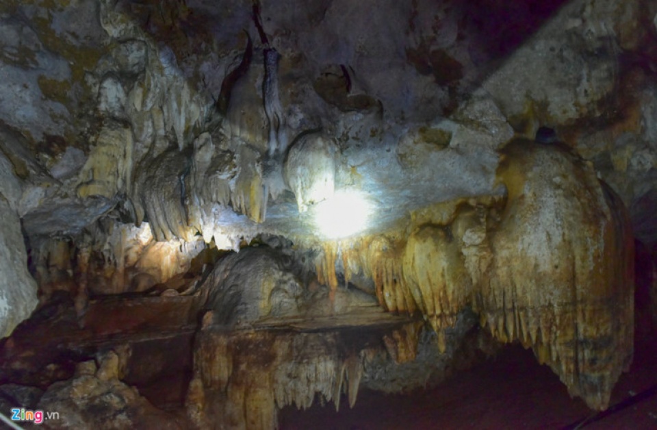 exploring hang la cave in mu cang chai