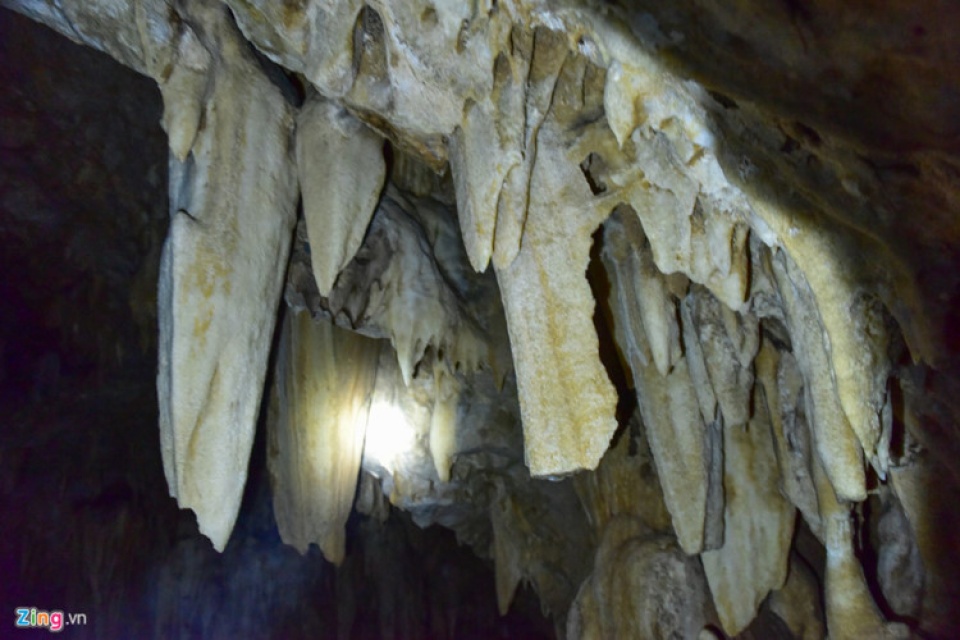 exploring hang la cave in mu cang chai