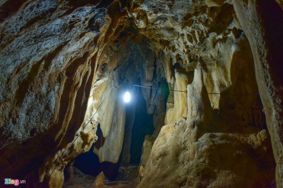 exploring hang la cave in mu cang chai