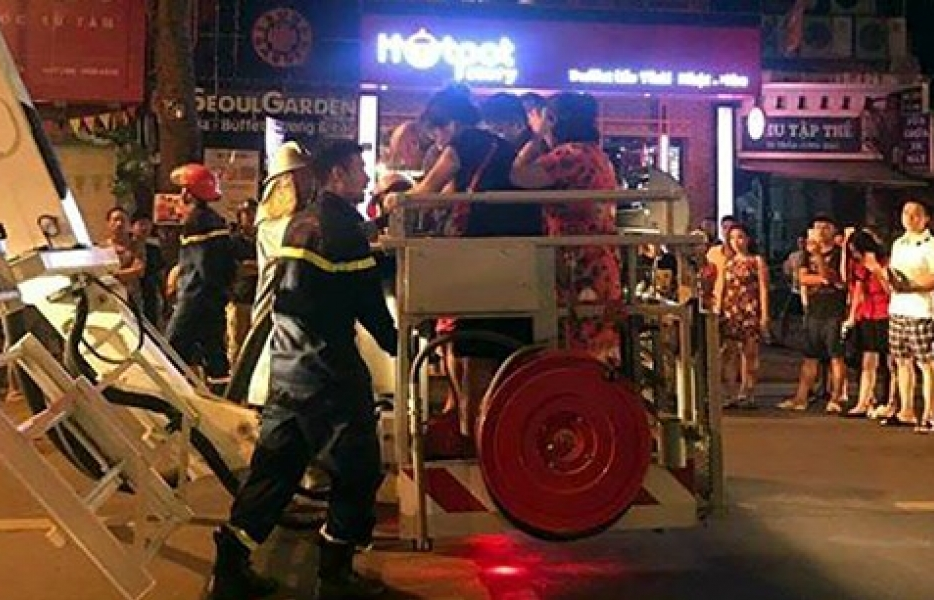 Hà Nội: Giải cứu 5 người mắc kẹt trong hỏa hoạn giữa đêm