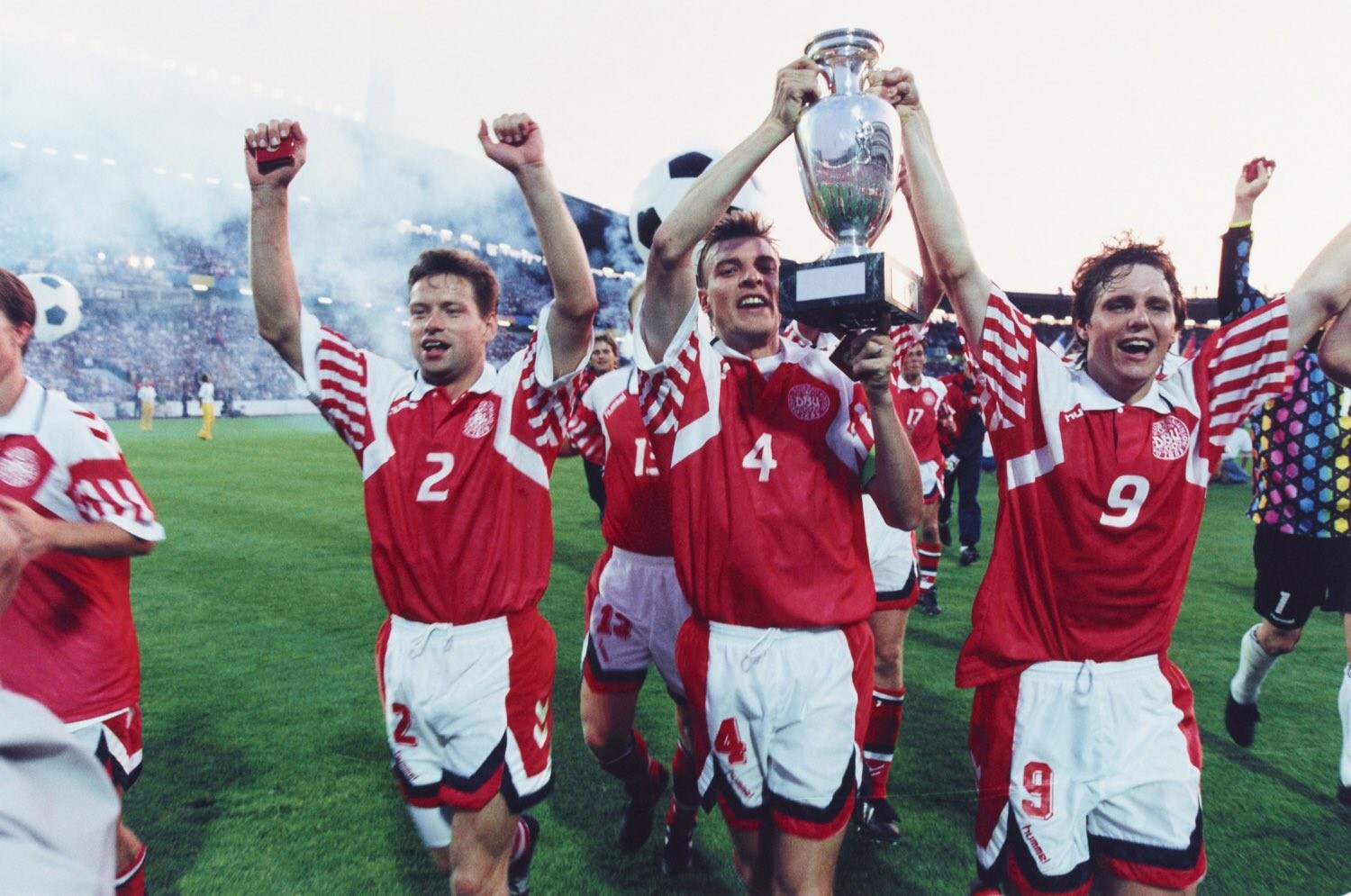 Đan Mạch hy vọng sẽ có thể tiếp tục nâng cao chiếc cup vô địch EURO. (Nguồn: Getty)