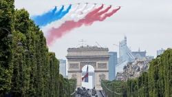 Pháp diễu binh mừng Quốc khánh đậm sắc màu trong điều kiện chống dịch nghiêm ngặt