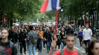 Người dân Pháp hân hoan đổ ra đường trong không khí tưng bừng của ngày lễ (Nguồn: France 24)