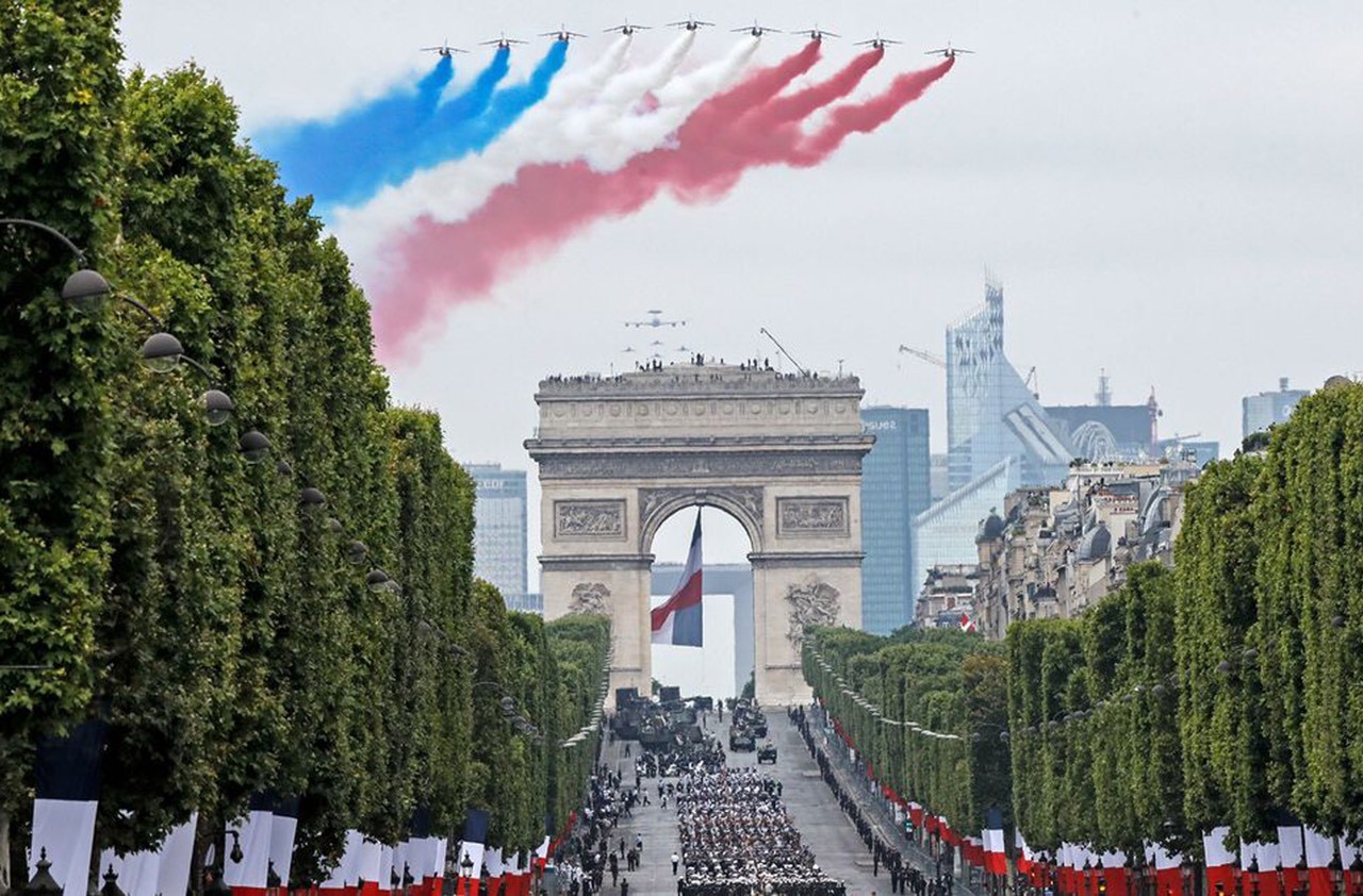 9 máy bay nhả khói theo màu quốc kì Pháp một cách ấn tượng trên vùng trời Khải Hoàn Môn (Nguồn: RTL)
