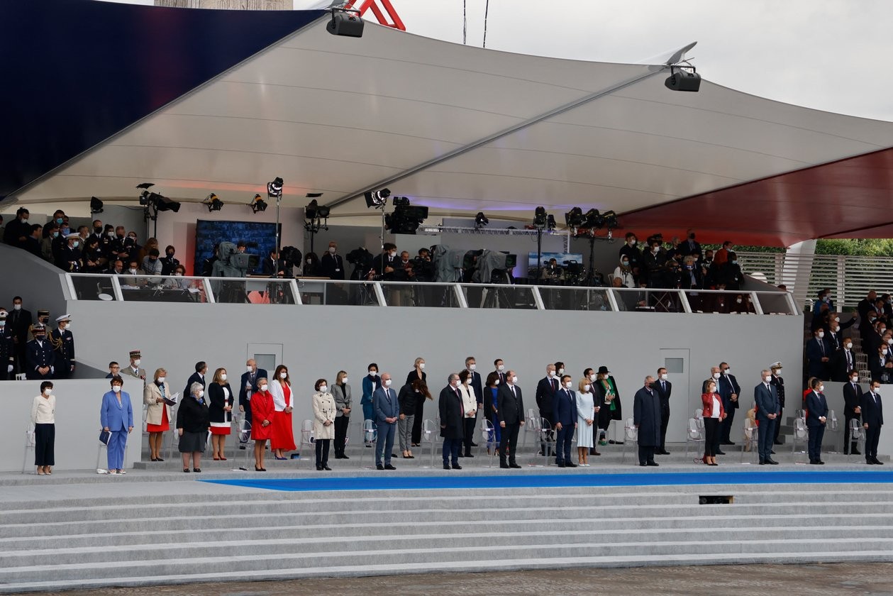 Các đại biểu và khách mời danh dự của Pháp phải ngồi cách xa nhau 1 mét trên khán đài (Nguồn: RLT)