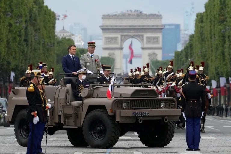 Tổng thống Pháp Emmanuel Macron và Tướng Francois Lecointre trên xe chỉ huy trên đại lộ Champs-Élyséés để tiến vào quảng trường Concorde (Nguồn: La Nouvelle République)