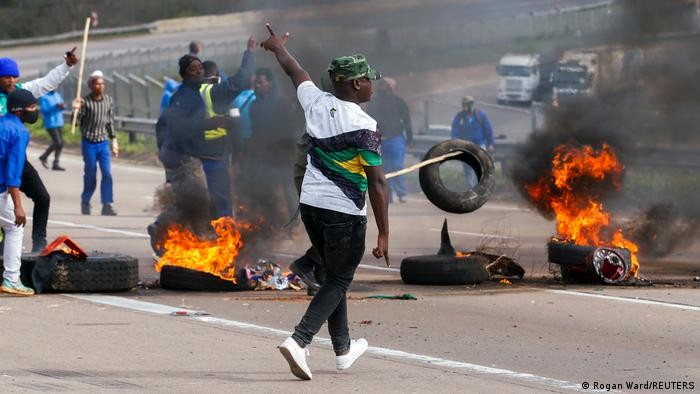 Bạo loạn nổ ra tại Nam Phi.