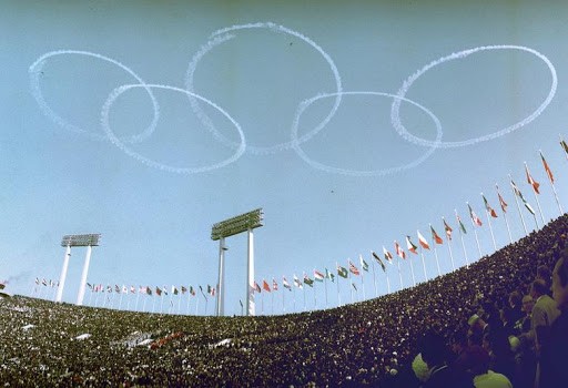màn trình diễn của lực lượng không quân Nhật Bản Blue Impulse, vẽ trên bầu trời những vòng tròn biểu tượng của thế vận hội trong ngày khai mạc. (Nguồn: Reuters)