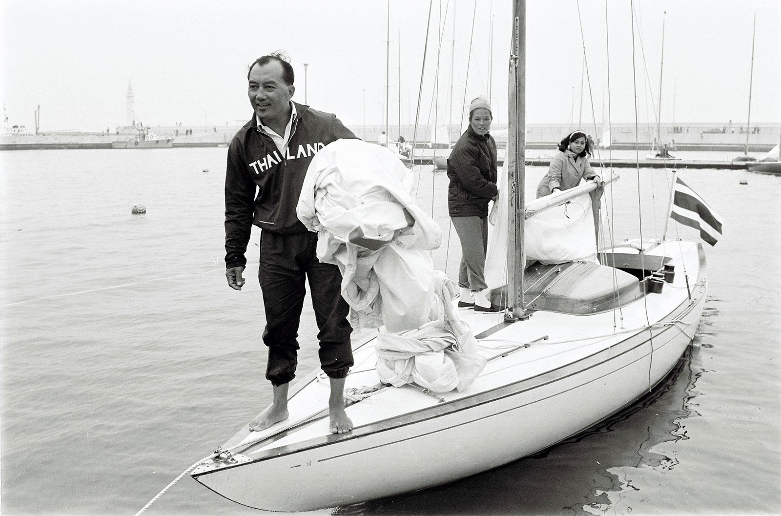 Hoàng tử Thái Lan, Birabongse Bhanudej (phía bên trái), thi đấu tại một trong những cuộc đua thuyền cùng với Công chúa Arunee và Prateep Areerob. (Nguồn: Getty Images)