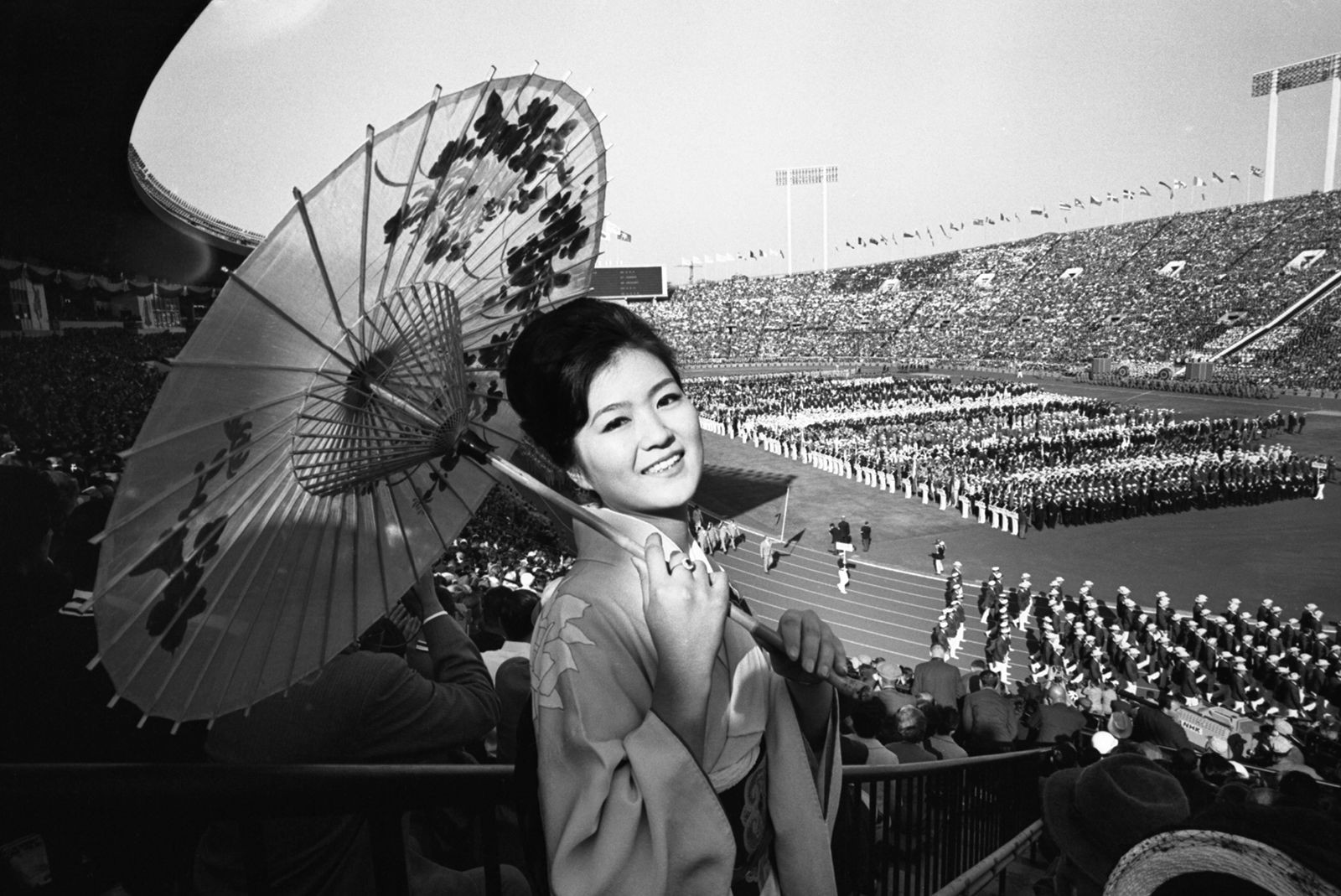 Người phụ nữ mặc trang phục truyền thống của Nhật Bản tại lễ khai mạc vào ngày 10/10/1964. (Nguồn: Getty Images)
