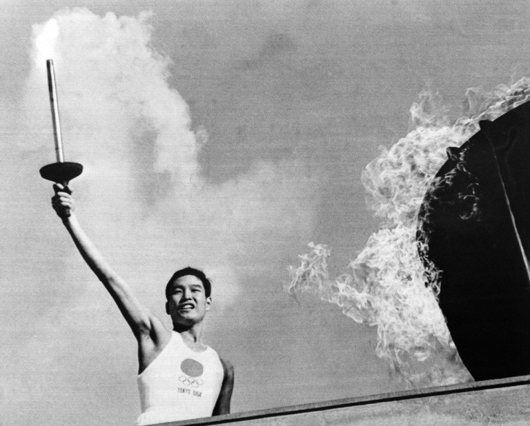 Yoshinori Sakai là biểu tượng cho sự hồi sinh của đất nước Nhật Bản sau Chiến tranh Thế giới thi hai khi ông là người chạy tiếp sức cuối cùng, thắp sáng ngọn đuốc thế vận hội tại sân vận động quốc gia tại Tokyo. Ông Sakai được sinh ra tại Hiroshima vào ngày 6/6/1945 - cũng chính là thời điểm Mỹ thả bom nguyên tử xuống thành phố này. (Nguồn: AFP)