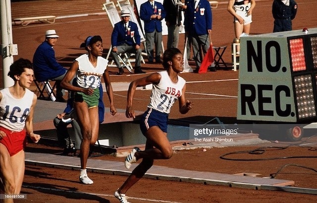 Vận động viên chạy nước rút người Mỹ Edith McGuire đã giành chiến thắng ở cự ly 200 mét nữ trong Thế vận hội Tokyo. Cô cũng giành được huy chương bạc ở nội dung 100 mét. (Nguồn: Getty Images)