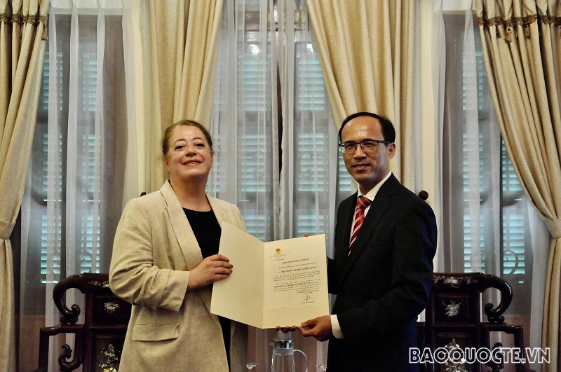 Phó Cục trưởng Cục Lãnh sự Phạm Hoàng Tùng đã trao Giấy Chấp nhận lãnh sự cho bà Mizonova Maria Georgievna, Tổng Lãnh sự mới của Liên bang Nga tại thành phố Đà Nẵng.