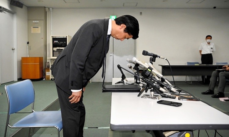 Cảnh sát trưởng tỉnh Nara, ông Tomoaki Onizuka cúi đầu xin lỗi người dân Nhật Bản. (Nguồn: Asahi)