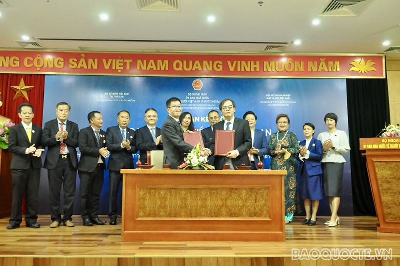 Lễ ký kết hợp tác giữa Hiệp hội Doanh nghiệp nhỏ và vừa Việt Nam và Hiệp hội Doanh nhân Thái Lan-Việt Nam. (Ảnh: Duy Quang)