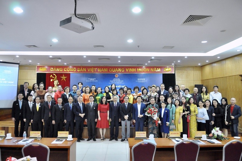 Các đại biểu tham dự Diễn đàn 'Kết nối Doanh nghiệp kiều bào Thái Lan với Hiệp hội Doanh nghiệp nhỏ và vừa Việt Nam' tại Hà Nội chụp ảnh lưu niệm. (Ảnh: Duy Quang)