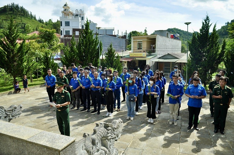 Chiều 16/7, tại đồn biên phòng Pha Long, các cán bộ trẻ, đoàn viên thanh niên Bộ cùng sinh viên Học viện Ngoại giao đã dâng hương và kính cẩn nghiêng mình trước anh linh của các chiến sĩ đã chiến đấu, hy sinh để gìn giữ nền độc lập, tự do của Tổ quốc.