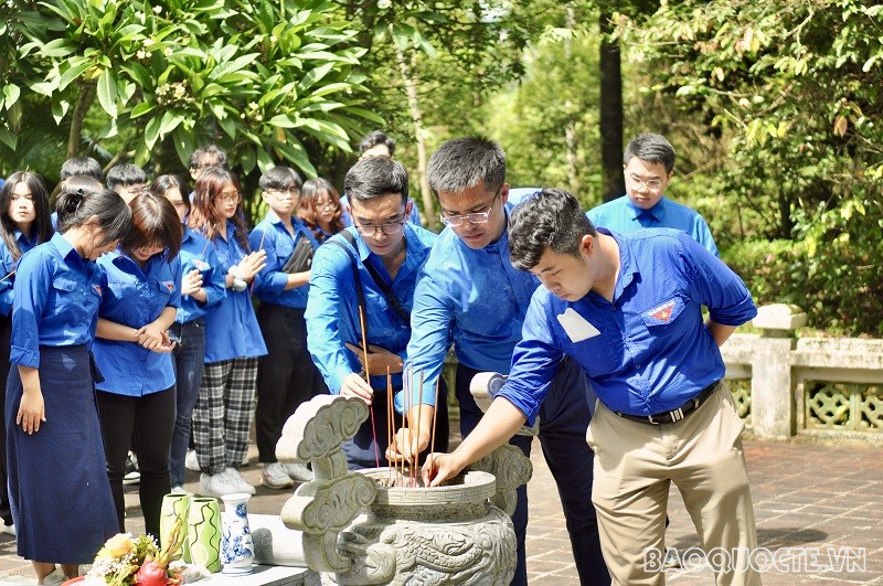 Đoàn viên thanh niên Bộ Ngoại giao tỏ lòng thành kính với thế hệ đi trước.