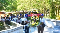 Kiều bào trẻ tri ân các anh hùng liệt sĩ đã ngã xuống tại Ngã ba Đồng Lộc, viếng mộ Đại tướng Võ Nguyên Giáp