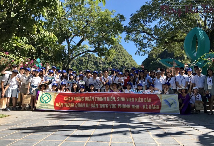 Đoàn đại biểu Trại hè Việt Nam 2022 chụp ảnh lưu niệm tại động Phong Nha.