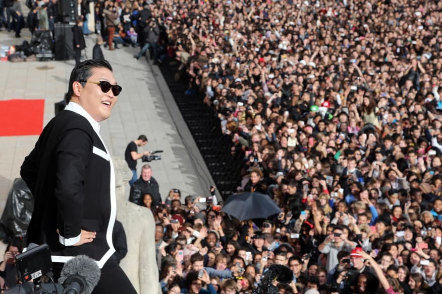 Park Jae-Sang, rapper người Hàn Quốc với nghệ danh Psy biểu diễn bài hát Gangnam Style tại Paris năm 2012. (Nguồn: AFP)