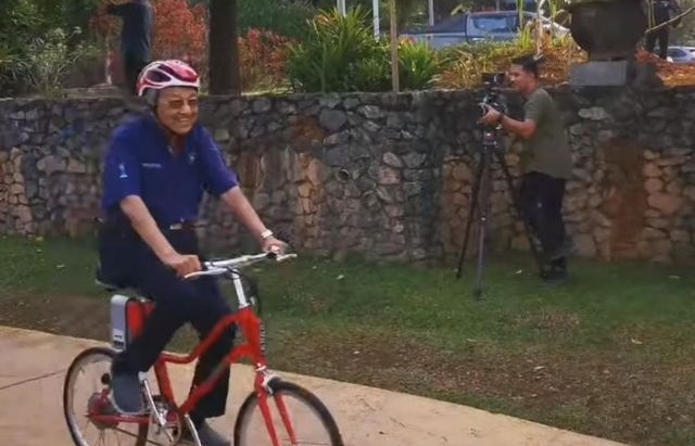Thủ tướng Malaysia Mahathir Mohamad đạp xe 11km ở tuổi 94
