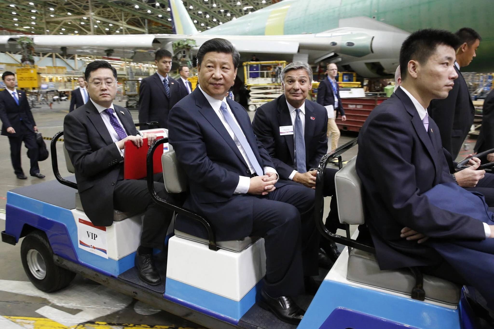 Đại sứ Trung Quốc tại Mỹ Tần Cương tháp tùng Chủ tịch Tập Cận Bình trong chuyến thăm Mỹ năm 2015. (Nguồn: New York Times)