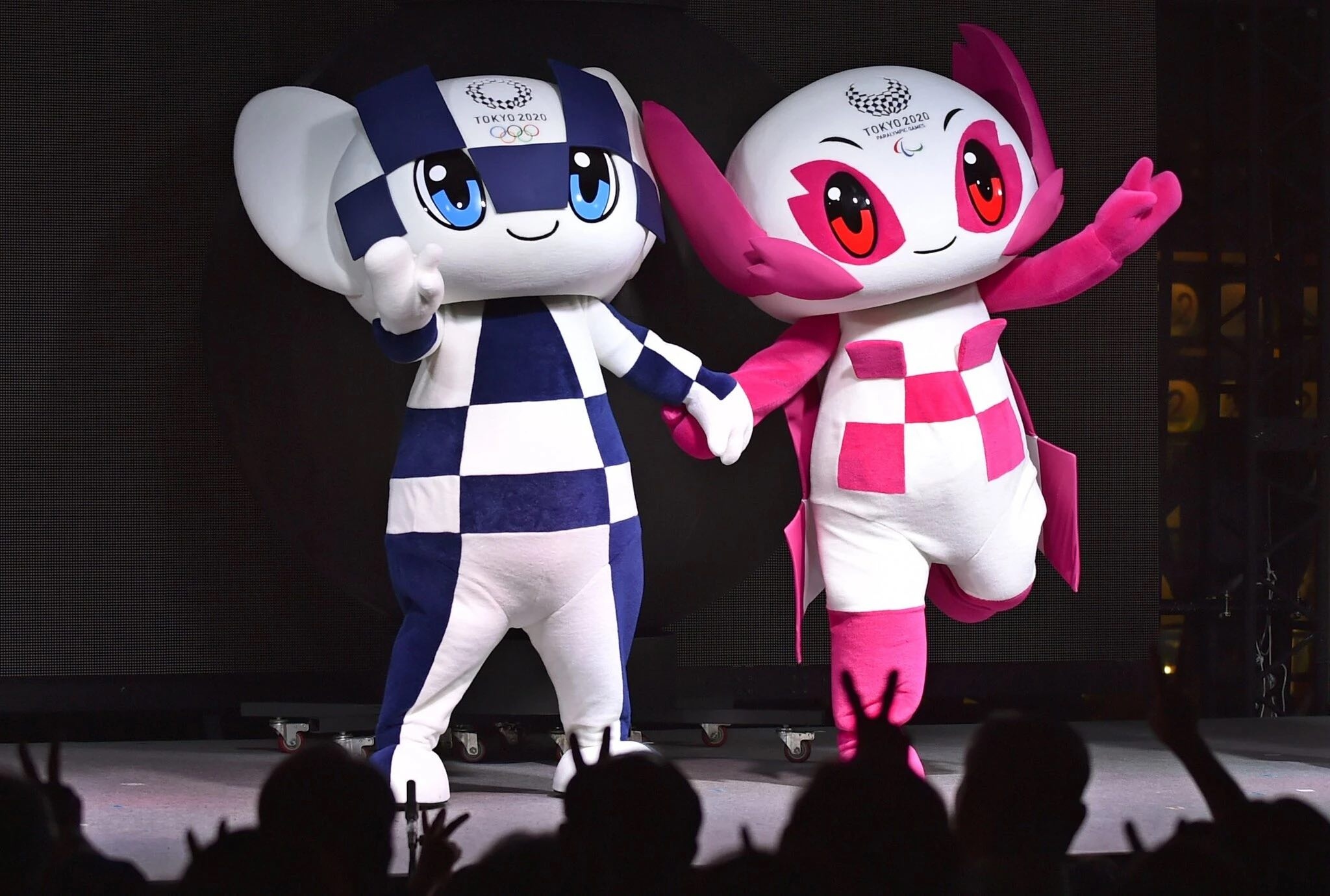 Linh vật Olympic Tokyo 2021 Miraitowa (trái) và linh vật Paralympic Someity. (Nguồn: AFP)