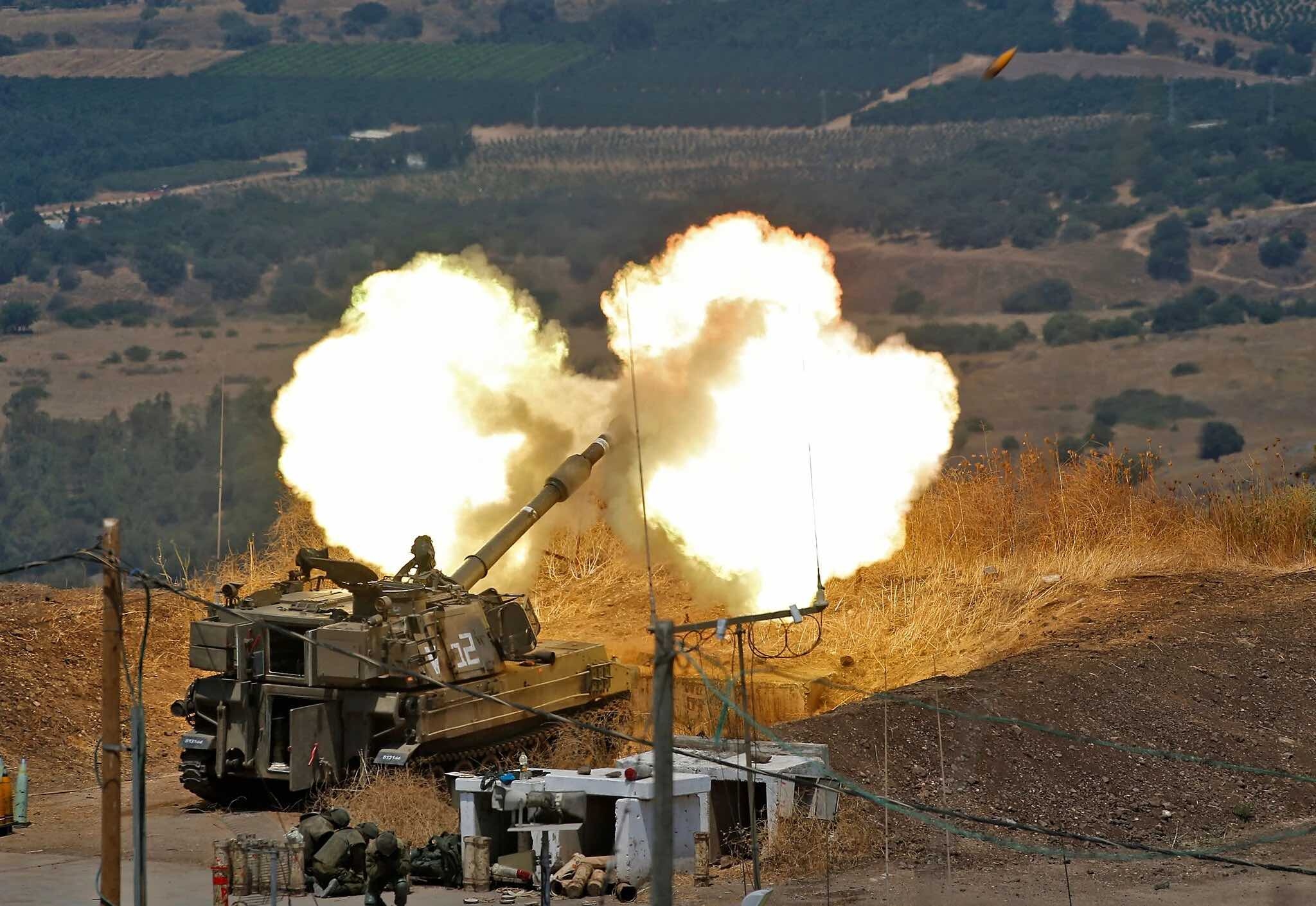 Israel bắn pháo xe tăng để trả đũa Lebanon ngày 6/8. (Nguồn: AFP)