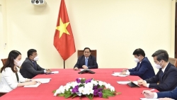 Thủ tướng Phạm Minh Chính điện đàm với Chủ tịch, Giám đốc điều hành Công ty Pfizer