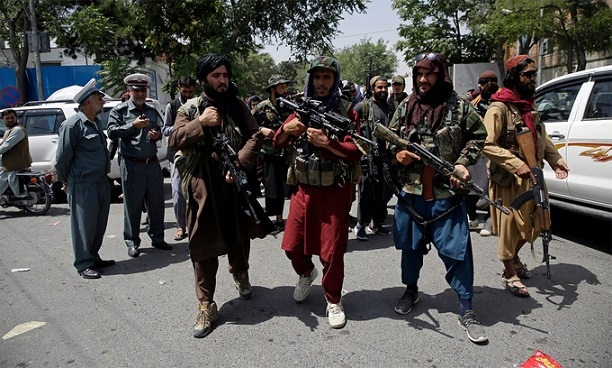 Các tay súng Taliban tuần tra tại thủ đô Kabul ngày 19/8. (Nguồn: AP)
