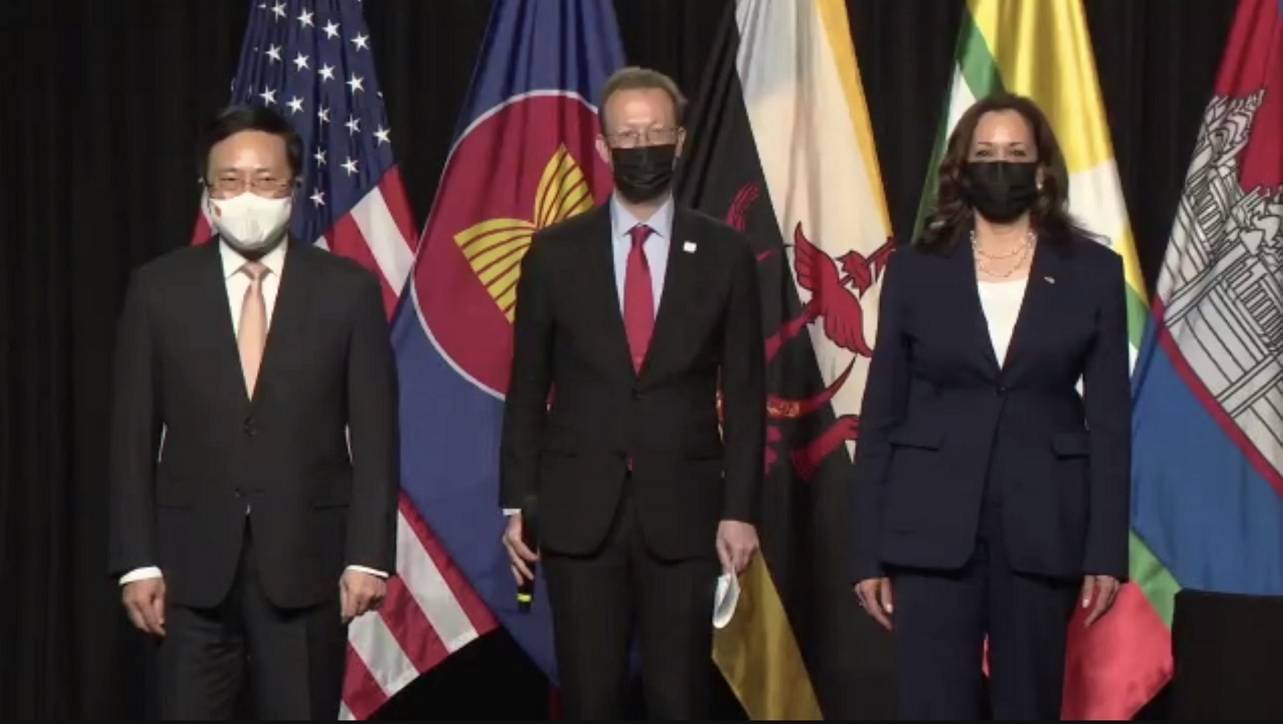 Phó Thủ tướng Phạm Bình Minh và Phó Tổng thống Mỹ Kamala Harris chụp ảnh lưu niệm. (Ảnh chụp màn hình)