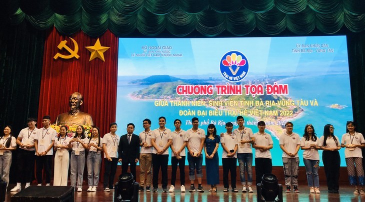 Đoàn kiều bào trẻ tham dự Trại hè Việt Nam 2022 nhận quà lưu niệm từ UBND tỉnh Bà Rịa - Vũng Tàu.