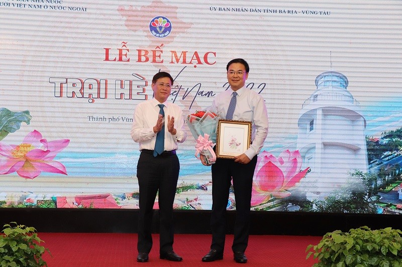 Ông Lê Ngọc Khánh, Phó Chủ tịch UBND tỉnh tặng quà lưu niệm tới ông Phạm Quang Hiệu, Thứ trưởng Bộ Ngoại giao, Chủ nhiệm Ủy ban Nhà nước về người Việt Nam ở nước ngoài.