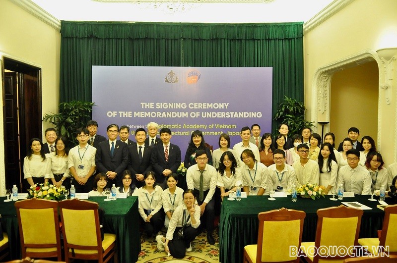 Các đại biểu cùng sinh viên Học viện Ngoại giao chụp ảnh lưu niệm. (Ảnh: Duy Quang)