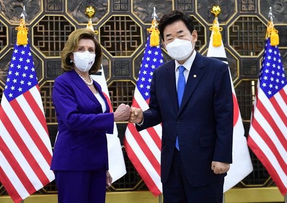 Ngày 4/8, Chủ tịch Hạ viện Mỹ Nancy Pelosi gặp Chủ tịch Quốc hội Hàn Quốc Jin-pyo tại Seoul. (Nguồn: Reuters)
