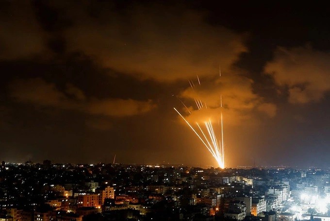 Hình ảnh tên lửa bay từ Dải Gaza vào lãnh thổ Israel. (Nguồn: Reuters)