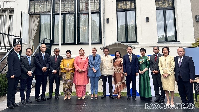 Đại sứ Phạm Việt Anh tham dự Lễ thượng cờ kỷ niệm 55 thành lập ASEAN tại Hà Lan