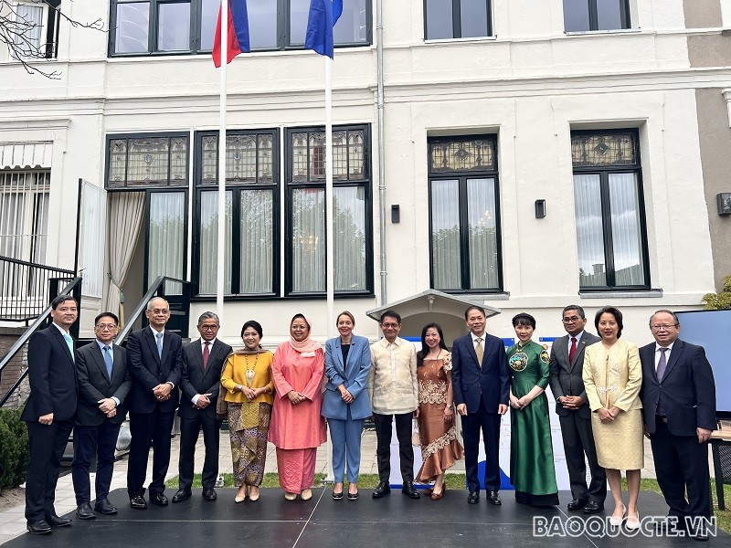 Đại diện các nước ASEAN tại Hà Lan chụp hình lưu niệm tại Lễ thượng cờ. (Ảnh: ĐSQ Việt Nam tại Hà Lan)