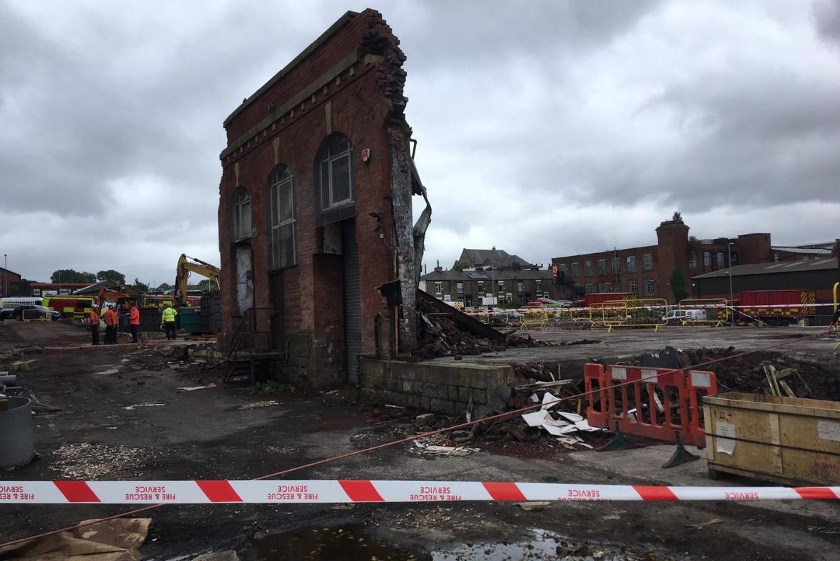 Hiện trường vụ cháy nhà máy trên phố Bower, thị trấn Oldham, Anh. (Nguồn: Oldham Times)