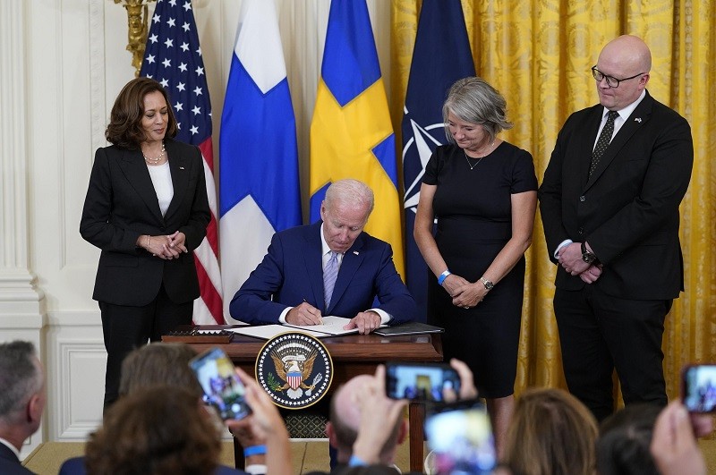 Khoảnh khắn Tổng thống Mỹ Joe Biden ký 'thư phê chuẩn', đồng ý cho Phần Lan và Thụy Điển gia nhập NATO. (Nguồn: AP)